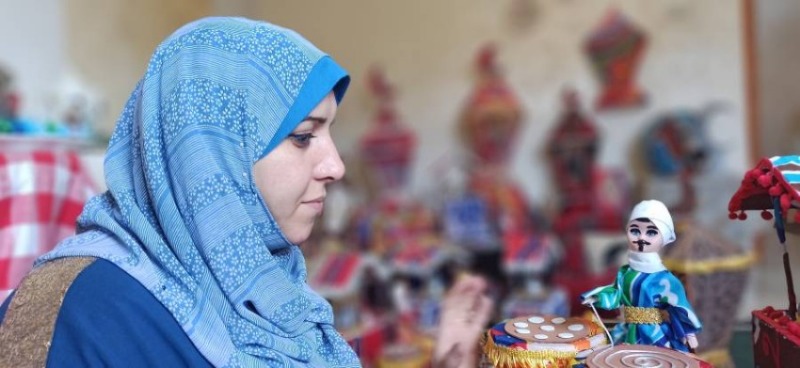 "حنان".. فلسطينية تصنع زينة رمضان وتخشى تاثير الجائحة على المبيعات