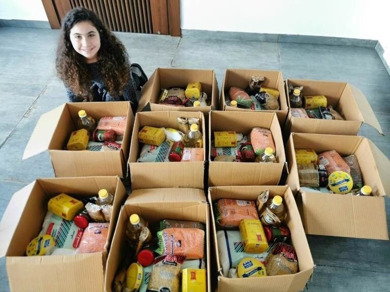 الطفلة "بانا احمد عكرة" تطلق مبادرة انسانية: بيع الحلويات على "انستغرام".. ومساعدة العائلات