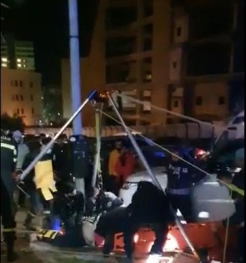 بالفيديو - سقوط شخص داخل ريغار صرف صحي في منطقة الجناح