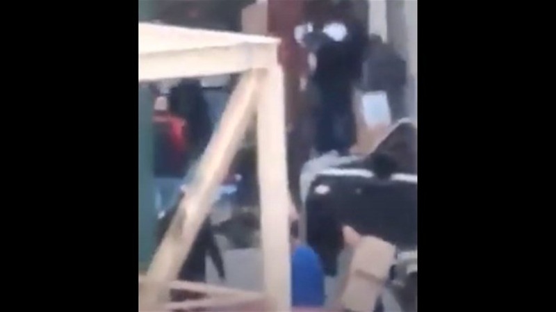 اشكال وسقوط قتيل فاقتحام مستودع وأخذ الحصص الغذائية.. هذا ما حصل في طرابلس! (فيديو)