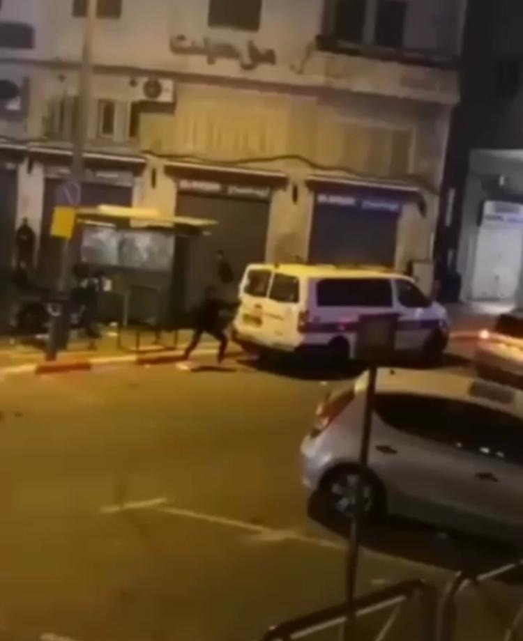 بالفيديو - شُبّانٌ فلسطينيون يُحطمون مركبةً لشرطة الاحتلال في منطقة باب الساهرة بالقدس المحتلة