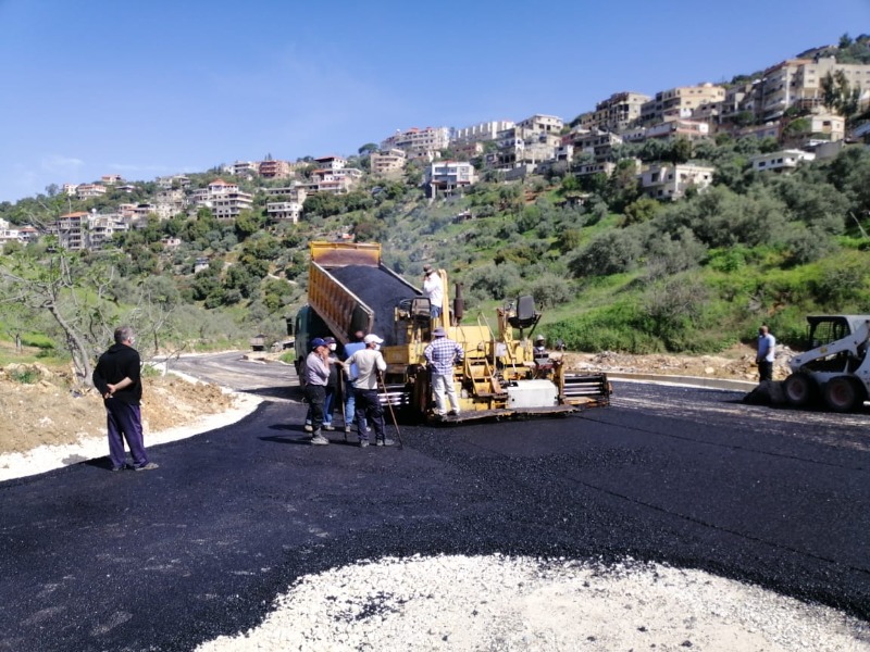 بلدية حاصبيا تباشر بتعبيد طريق دولي يعتبر شريانا حيويا للبلدة ولقرى القضاء