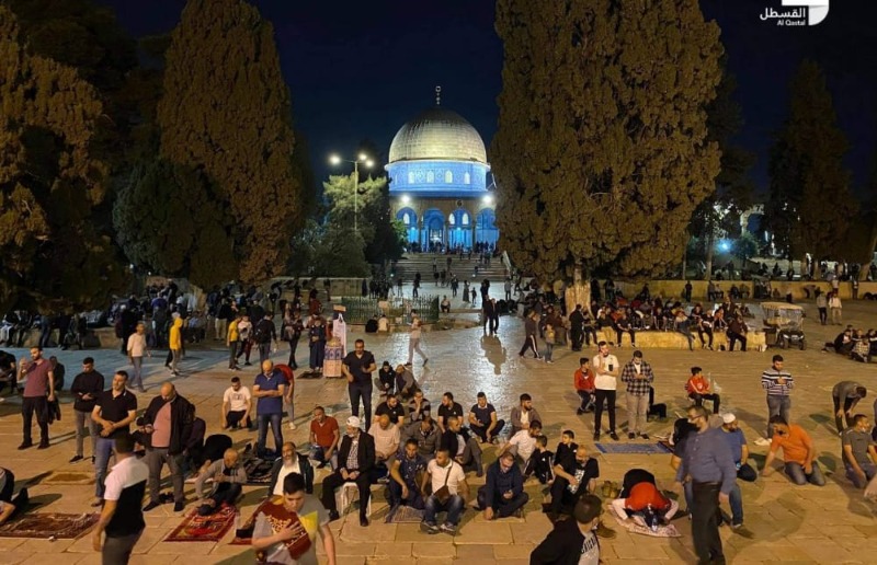 أعداد كبيرة من الفلسطينيين يؤدون صلاة العشاء والتراويح في رحاب المسجد الأقصى
