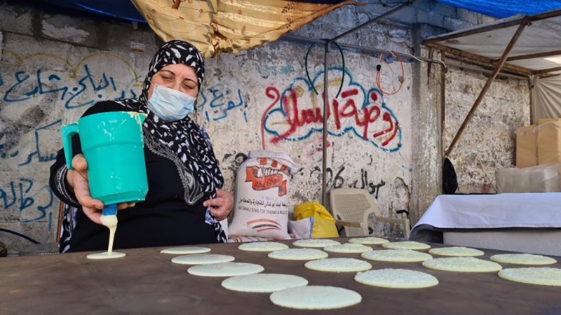 فلسطينية تواجه مصاعب الحياة بـ«القطايف»