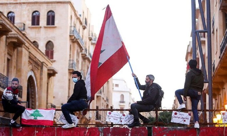 الام بين الصبي العاق والحاشية الصعبة