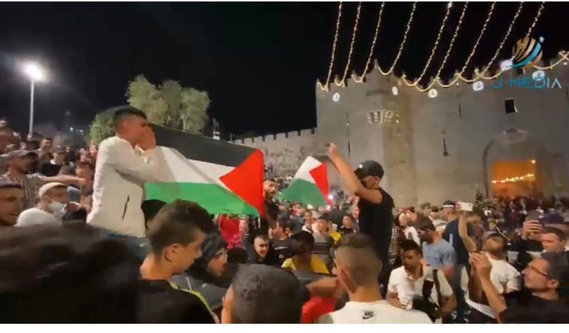 المقدسيون يحتفلون بانتصارهم يرفع الأعلام الفلسطينية في باب العمود في القدس