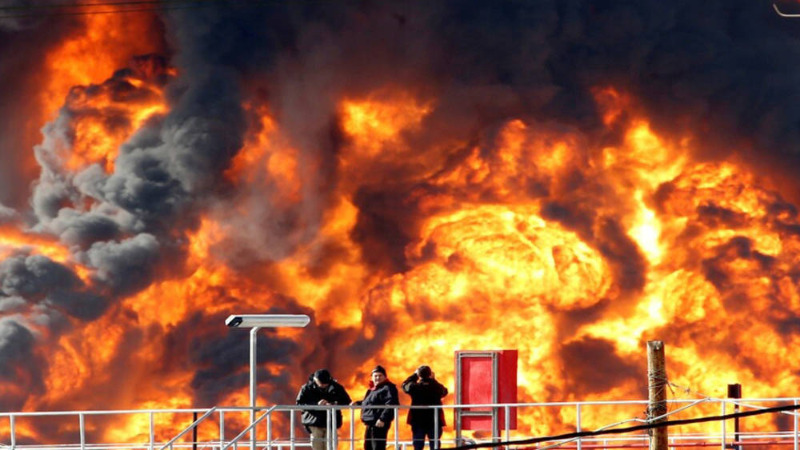 حريق كبير داخل مصافي النفط في مدينة حيفا واستنفار لأعداد كبيرة من طواقم الاطفاء