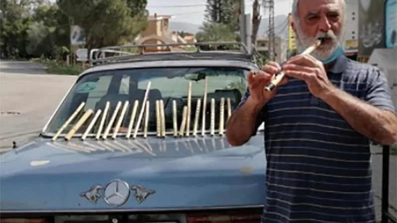 بائع الموسيقى... يستجدي راحة البال