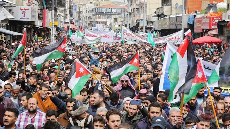 الأردن - مسيرة حاشدة تطالب الحكومة بطرد السفير الاسرائيلي