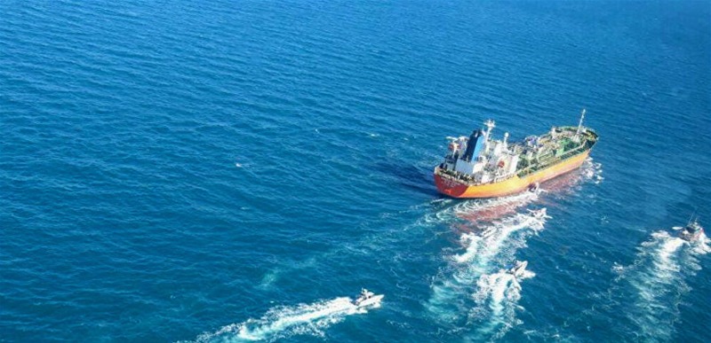 قطر تحتجز سفينة تابعة للبحرين.. وتعتقل طاقمها