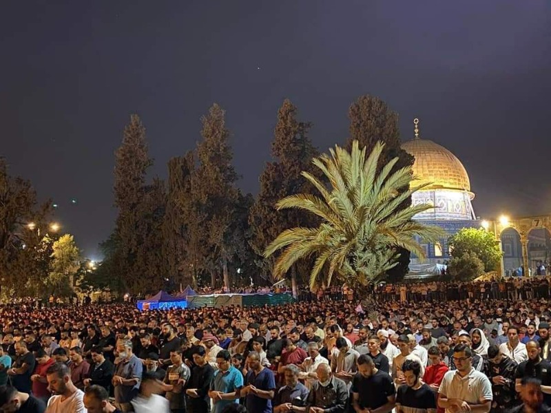 90 ألف مصلٍ يحيون ليلة القدر في المسجد الأقصى رغم قمع الاحتلال