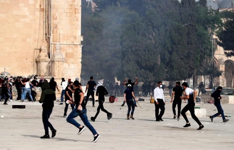 الاحتلال يحاصر أكثر من 3 آلاف فلسطيني بالمسجد القبلي