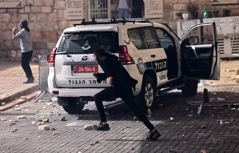 بالفيديو - الاحتلال يمنع الفلسطينيين من الاقتراب من المستوطن الذي قام بدهس مجموعة من الشبان