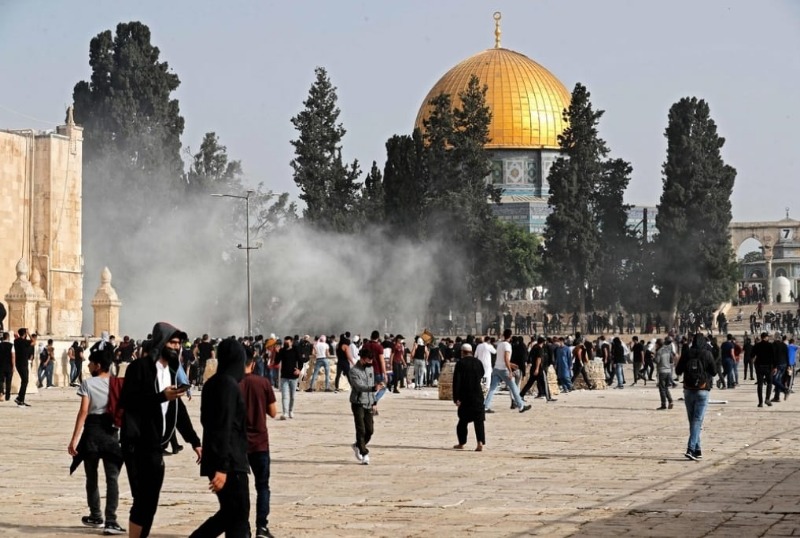 الفلسطينيون ينجحون في رفع آذان الظهر في المسجد الأقصى رغم اعتداءات الاحتلال