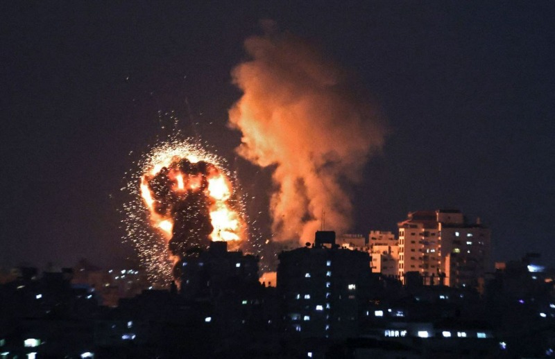 وزير الجيش الإسرائيلي غانتس أوعز بمواصلة القصف الجوي على قطاع غزة