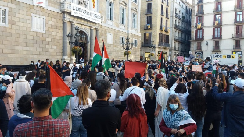 الجالية الفلسطينية في إسبانيا تنظم وقفة جماهيرية حاشدة في برشلونة دعما لحي الشيخ جراح ومدينة القدس المحتلة