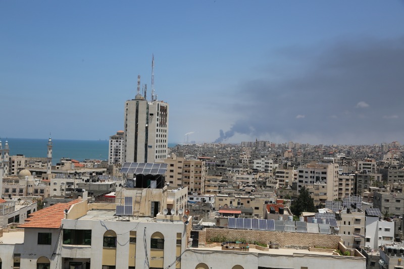 بوارج بحرية الاحتلال تطلق عشرات القذائف على شاطئ غزة