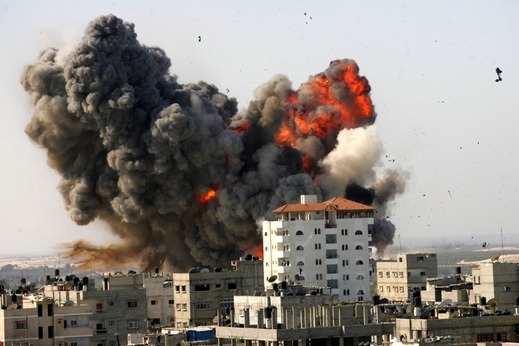 طائرات الاحتلال تنسف بالصواريخ منزلاً شمال القطاع
