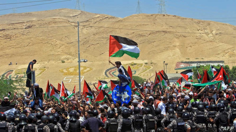 الشرطة الإسرائيلية تعتقل شخصين مسلحين بالسكاكين عبرا من الأردن