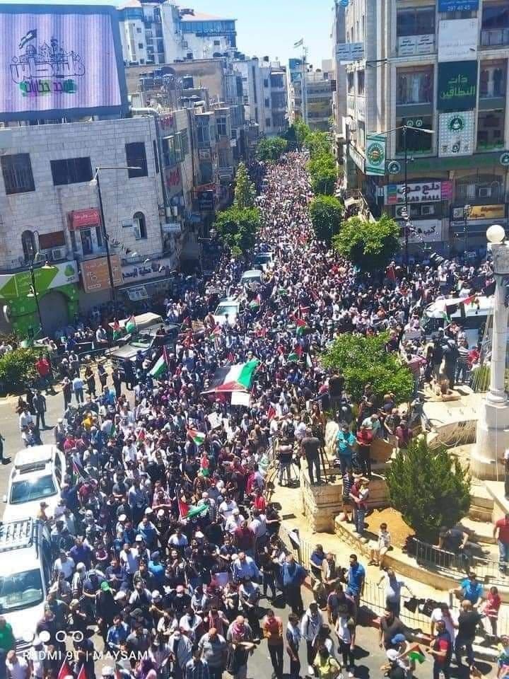 صورة للمسيرة الفلسطينية الحاشدة التي خرجت في مدينة رام الله اليوم