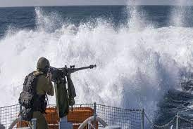 بالفيديو - بوارج الاحتلال البحرية تقصف شاطئ بحر غزة بالقذائف