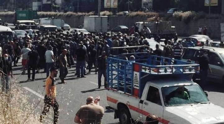 إشكال على أوتوستراد يسوع الملك بين حافلات السوريين وعدد من الشبان