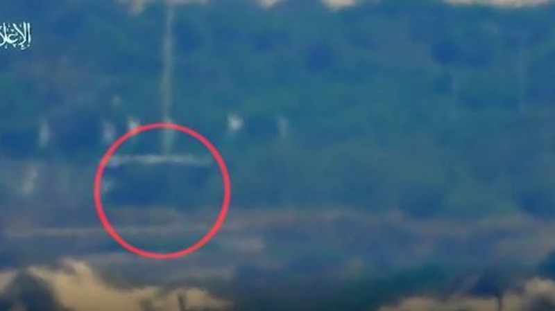 بالفيديو- كتائب القسام تستهدف حافلة لنقل الجنود قرب قاعدة "زيكيم" شمال قطاع غزة بصاروخ موجه