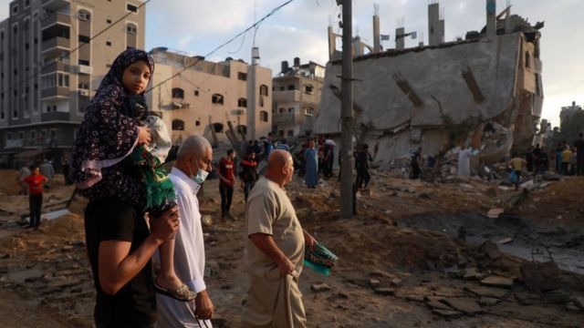 سكان غزة يتفقدون الدمار.. "ومين رح يدفع؟"