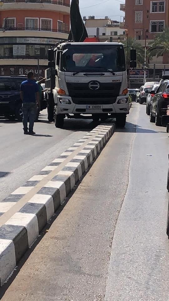إنحراف شاحنة.. وزحمة سير في طرابلس