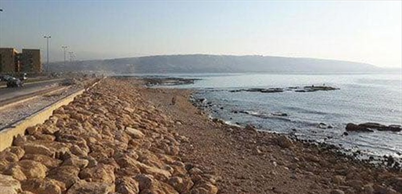 في الميناء... جسم غريب!