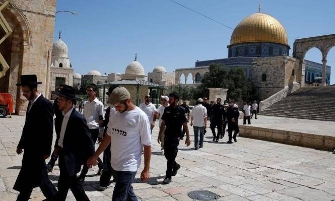 مستوطنون يقتحمون ساحات المسجد الأقصى بحماية شرطة الاحتلال