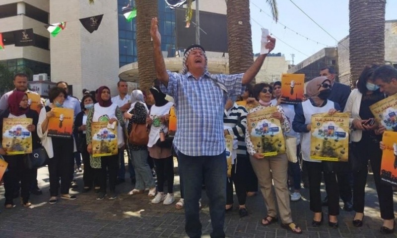 نابلس: مواطنون يدعون لمقاطعة منتجات الاحتلال خلال مظاهرة حاشدة