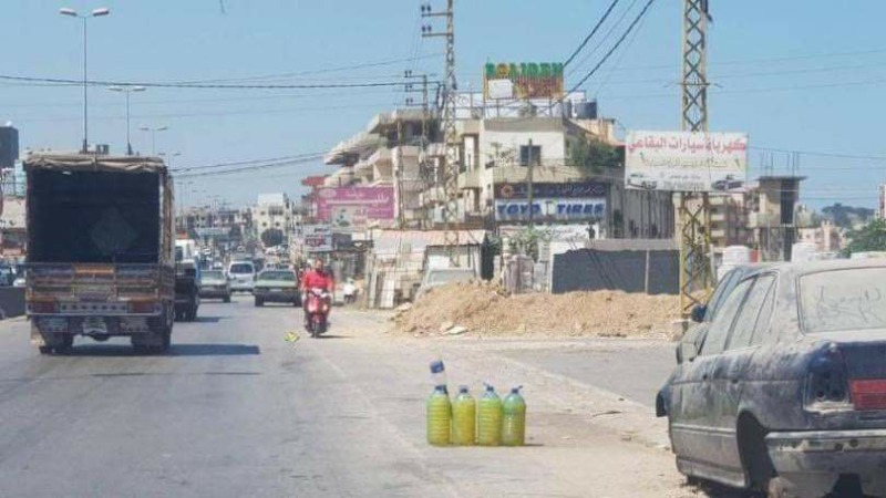 غالونات البنزين تباع بالطرقات في المناطق الحدودية من عكار الى البقاع الشمالي