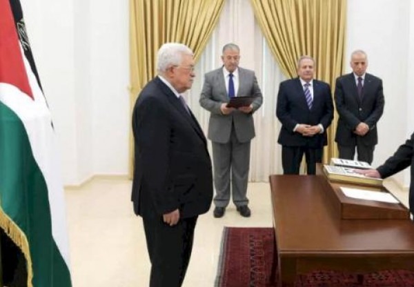 ثلاثة قضاة يؤدون اليمين القانونية أمام الرئيس عباس قضاة في المحكمة الدستورية العليا