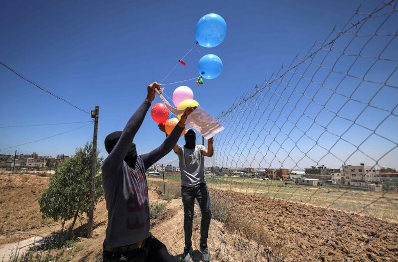 الاحتلال يتوعد حماس بالرد على البالونات الحارقة عقب مسيرة الأعلام