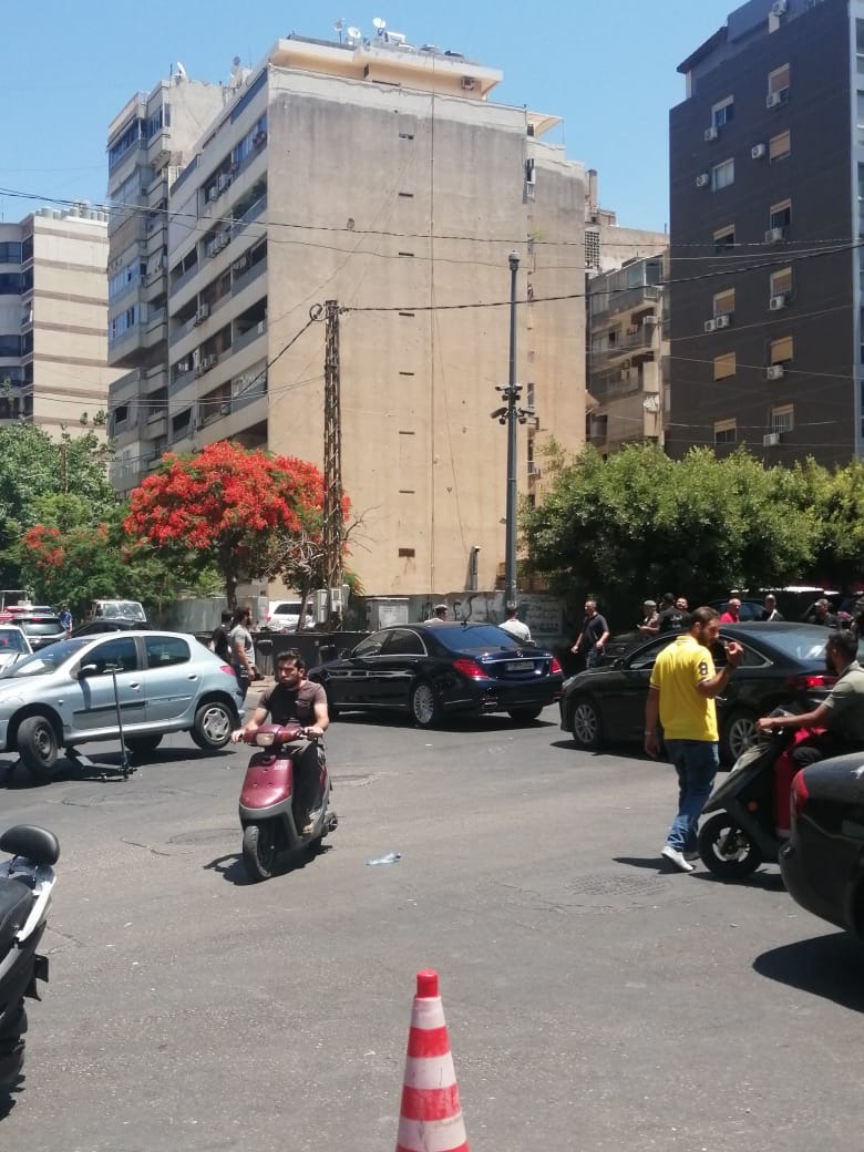 القوى الأمنية تغلق منطقة ساقية الجنزير - بيروت بعد العثور على قذائف صاروخية في مستوعب للنفايات