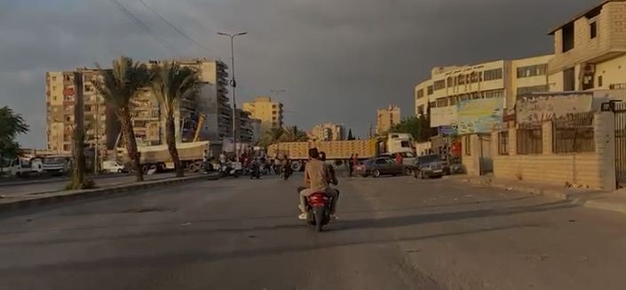 بالصورة: قطع طريق البداوي مفرق المنكوبين مستمر.. والشاحنات بعرض الشارع