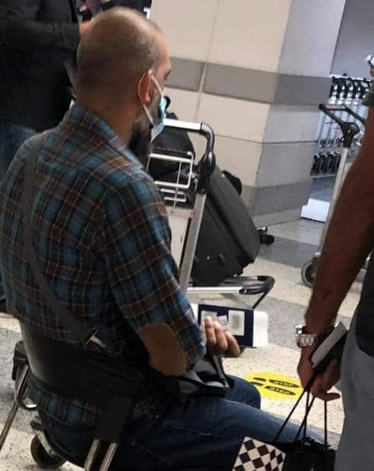 صورة - الاب الصابر عماد حويلي بعدما وصل الى بيروت حيث كان من المفترض ان تكون عائلته المنكوبة في استقباله