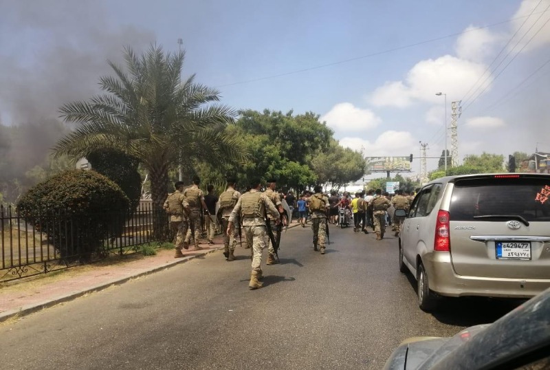 محتجون حاولوا قطع الطريق في صيدا والجيش يعيد فتحها