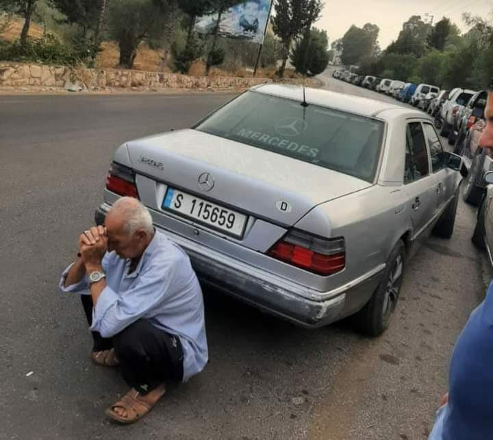 صورة اليوم: ارهقه التعب فجلس متكوماً على نفسه في طابور البنزين!