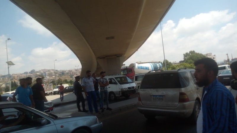 سائقو الفانات قطعوا الطريق تحت جسر الاولي صيدا