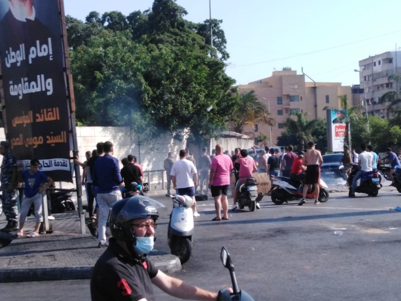 قطع الطريق عند دوار السفارة الكويتية