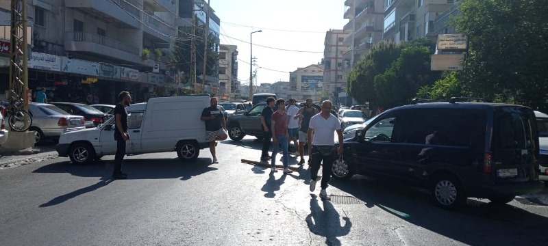 بالصور: قطع عدد من الطرقات في صيدا احتجاجا على تردي الاوضاع المعيشية