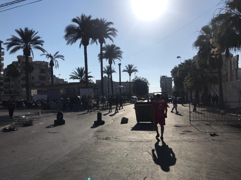 بالصور: قطع عدد من الطرقات في صيدا احتجاجا على تردي الاوضاع المعيشية