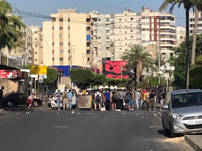 بالصور: قطع عدد من الطرقات في صيدا احتجاجا على تردي الاوضاع المعيشية