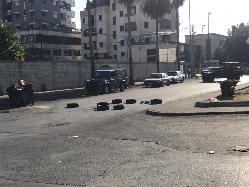 بالصور: قطع عدد من الطرقات في صيدا احتجاجا على تردي الاوضاع المعيشية