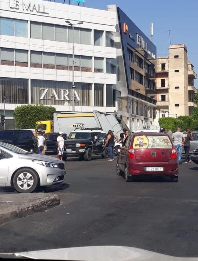 بالصور: قطع عدد من الطرقات في صيدا احتجاجا على تردي الاوضاع المعيشية