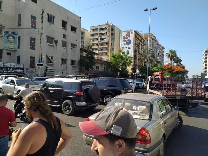 بالصور: قطع عدد من الطرقات في صيدا احتجاجا على تردي الاوضاع المعيشية