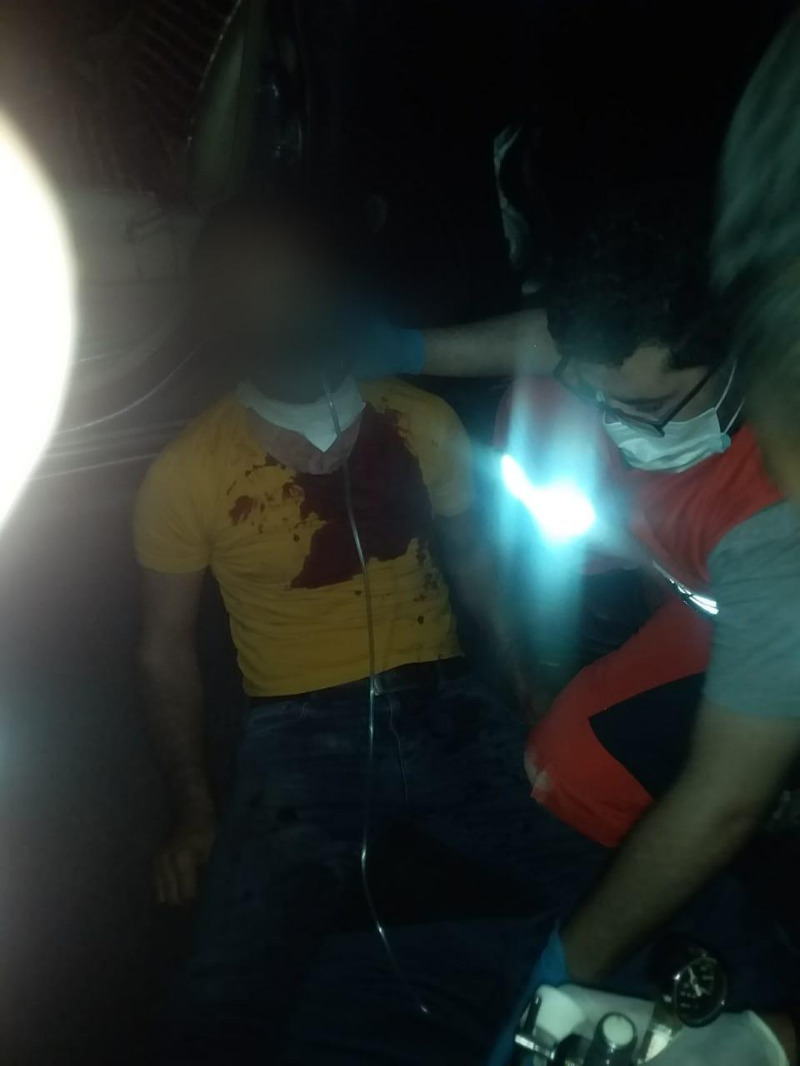 بالصور .. مجهول يطعن سائق تاكسي في رقبته في صيدا، ويفر إلى جهة مجهولة