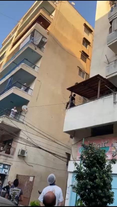 فيديو - مواطن يحاول الانتحار في طرابلس
